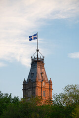 Obraz premium Quebec Parliament tower with Quebec flag at sunset in summer, Quebec City Canada