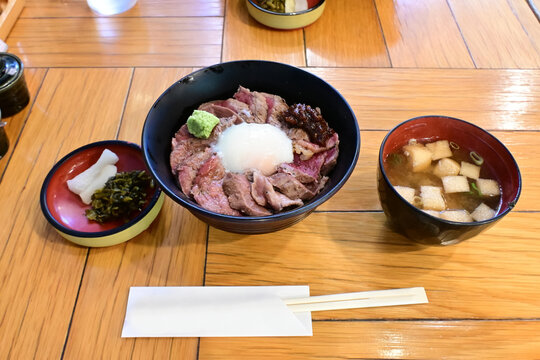 熊本県阿蘇の名物グルメあか牛丼