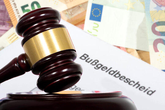 Bu&szlig;geldbescheid und ein Richterhammer als Symbol f&uuml;r Widerspruch und ein Verfahren vor einem Gericht
