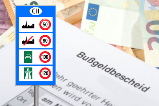 Euro Geldscheine und ein deutscher Bu&szlig;geldbescheid f&uuml;r ein Versto&szlig; im Stra&szlig;enverkehr in der Schweiz