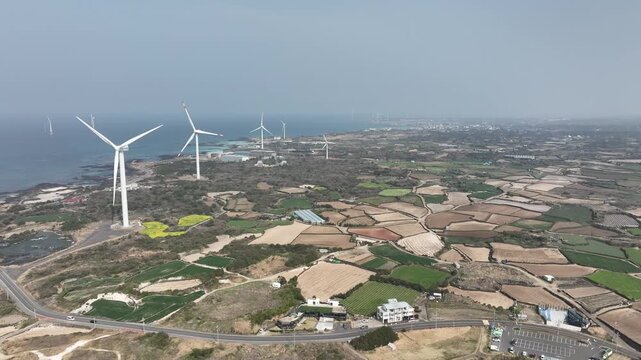 맑은날의 제주도 김녕 해안의 풍력발전기와 주변 풍경