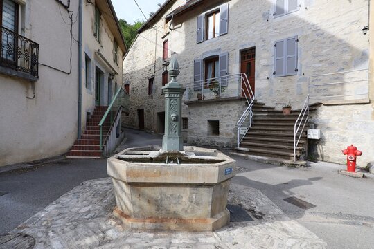 Vieille fontaine, village de Lods, d&eacute;partement du Doubs, France