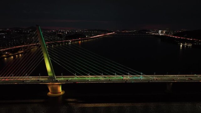 드론으로 담은 한강과 그 월드컵대교 의 야간 풍경