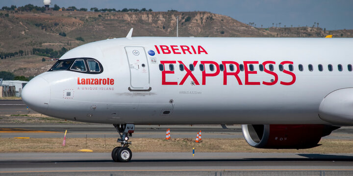Avi&oacute;n de l&iacute;nea Airbus A321 Neo de la aerol&iacute;nea Iberia Express en el aeropuerto de Madrid Barajas con nombre "Lanzarote" y matr&iacute;cula EC-NIA.