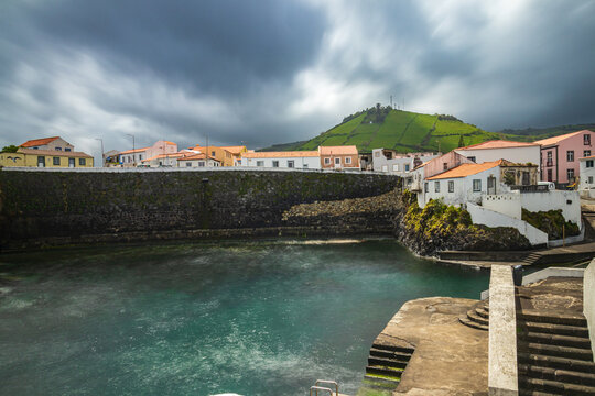 Fotograf&iacute;a de Porto Velho en Santa Cruz das Flores, con casas costeras tradicionales, junto al antiguo embarcadero.