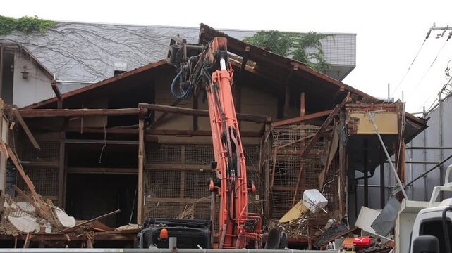古民家の重機による解体工事　解体業　不動産相続
