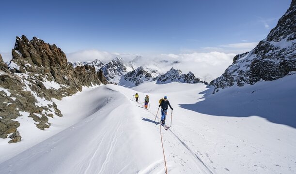 Ski tourer with rope, rope team on the Vadret da Porchabella glacier on the ascent to the summit of Piz Kesch, mountain landscape in winter, alpine tour, ski tour B&uuml;ndner Haute Route, Albula Alps, Rhaetian Alps, Grisons, Eastern Switzerland, Switzerland