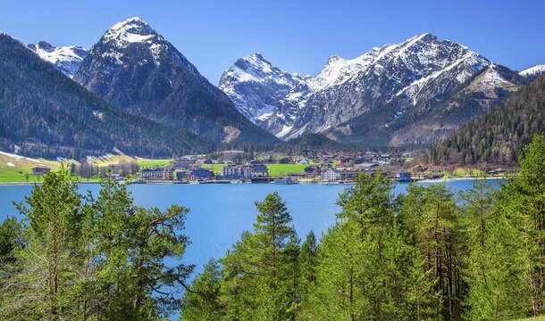 View across the lake to Pertisau and the Karwendel mountains, municipality of Eben, Achensee, Tyrolean Alps, Tyrol, Austria