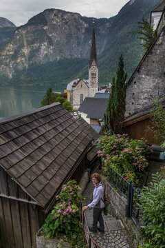 Tourist in einger Gasse, Hallstatt with church, Lake Hallstatt, Salzkammergut, cultural landscape Hallstatt-Dachstein Salzkammergut, Upper Austria, Austria