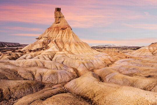 Castildetierra au coucher du soleil dans le d&eacute;sert des Bardenas