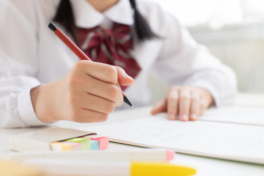ノートを書く授業中の生徒