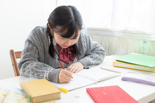 試験勉強に勤しむ生徒