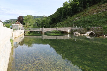 Obraz premium Vieux pont sur la rivière la Loue, village de Lods, département du Doubs, France