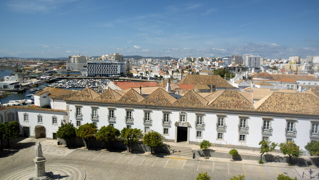 Kathedrale von Faro Ausblick aufs Priesterseminar, Statue des Bischofs Francisco Gomes de Avelar
