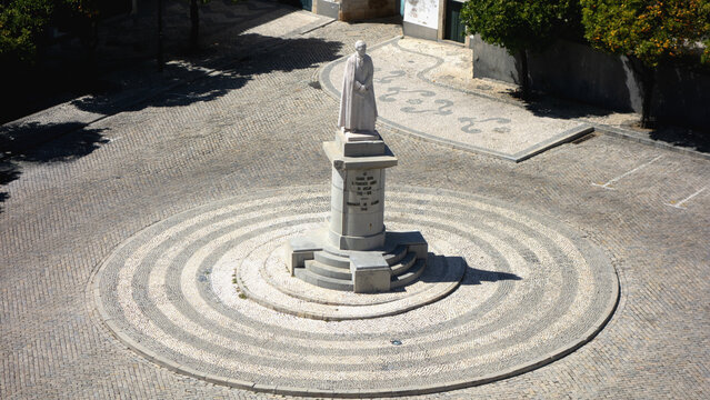 Kathedrale von Faro Ausblick auf Statue des Bischofs Francisco Gomes de Avelar