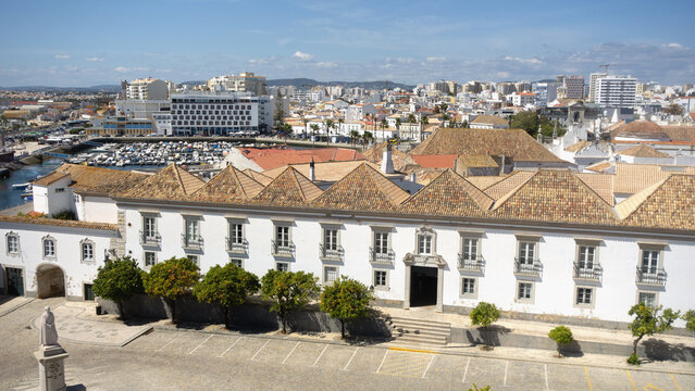 Kathedrale von Faro Ausblick aufs Priesterseminar und Statue des Bischofs Francisco Gomes de Avelar