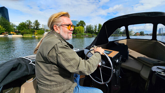 Mann f&auml;hrt mit seinem Boot