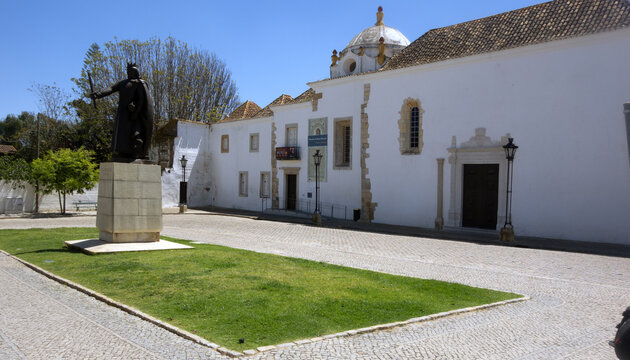 Museu Municipal de Faro und Statue Dom Afonso III.