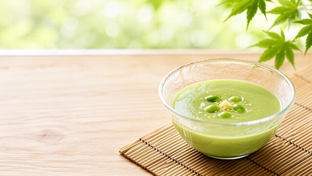 ガラス小鉢に盛り付けた枝豆の冷製すり流し