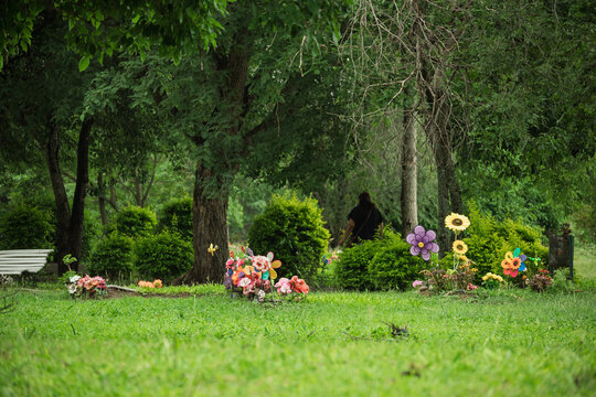 Arreglo floral sobre tumba en cementerio de Jujuy como s&iacute;mbolo de recuerdo y homenaje
