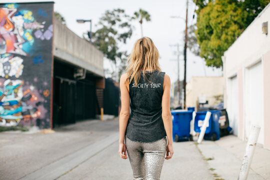 Mujer en callejon en fairfax av, los angeles, CA