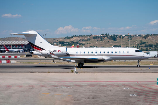 Avi&oacute;n de negocios Bombardier BD-700-1A11 Global 5000 de la compa&ntilde;&iacute;a NetJets Aviation en el aeropuerto de Madrid Barajas con matr&iacute;cula N101QS.