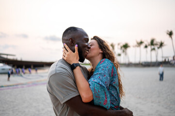 Fototapeta premium Happy couple enjoys the pure joy of life while relaxing on a tropical beach at dusk