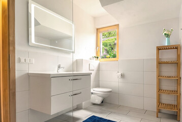 Badezimmer hell Sommer Sonne klar weiß sauber
