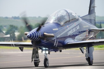 Obraz premium Pilatus PC21 armée de l'air au roulage vue de face 