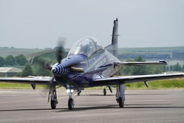Obraz premium Pilatus PC21 au roulage de loin vue face