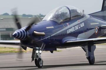Obraz premium Pilatus PC21 armée de l'air francaise au roulage gros plan