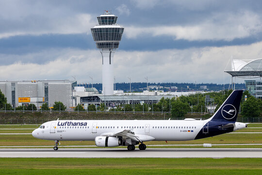 Ein Airbus A321-200 der Lufthansa (D-AIDN, 'Neum&uuml;nster') rollt nach der Ankunft aus Berlin auf dem Rollfeld vor dem Kontrollturm. 