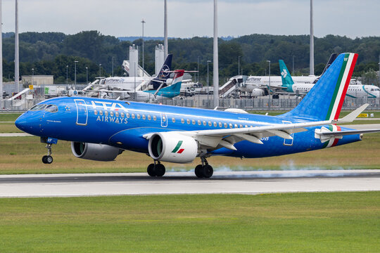 Ein Airbus A220-300 der ITA Airways (Lufthansa Group) setzt mit rauchenden Reifen auf der Landebahn auf. 
