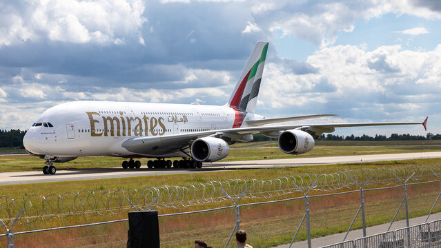 Ein Airbus A380 der Emirates rollt auf dem Vorfeld. Das vierstrahlige Gro&szlig;raumflugzeug der Fluggesellschaft aus Dubai ist im typischen wei&szlig;en Emirates-Lack mit arabischer Schrift 
