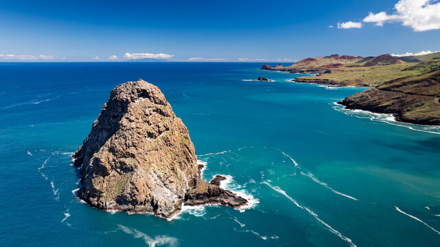 magnifique vue a&eacute;rienne du motu hane sur l'ile de UA HUKA avec en arri&egrave;re plan &agrave; l'horizon l'ile de UA POU  DANS l'archipel des marquises en polyn&eacute;sie francaise