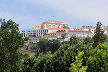 Obraz premium Stadtpanorama von Coimbra mit dem Universätsgebäude