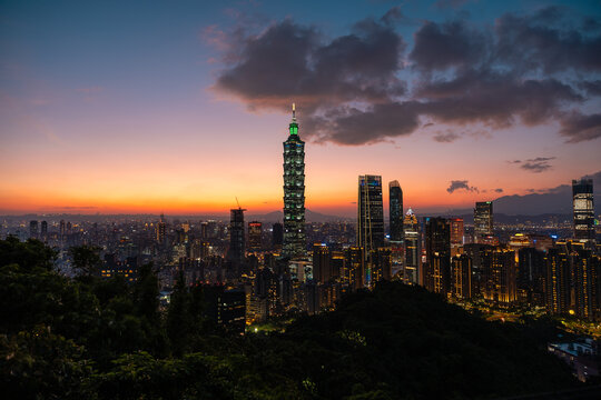 Sunset skyline with Taipei 101