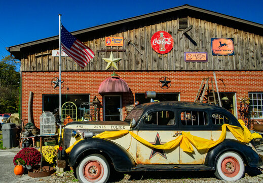 Crossville, Tennessee: a vintage shop known as Vicky's or similar in Crossville, Tennessee, featuring a historic police car.