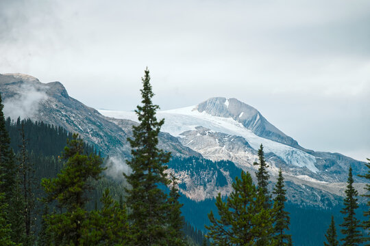 Sommet montagneux et glacier dans le parc national de Banff, Canada