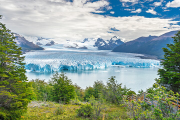 Obraz premium Perito Moreno Glacier in Los Glaciares National Park, Patagonia, Argentina, scenic landscape with blue ice and mountains
