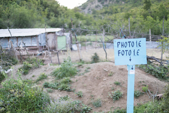 Hand-painted blue sign with the inscription "Photo 1 EURO"