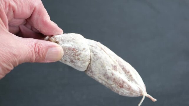 Optisch fehlbare unperfekte fehlbare unf&ouml;rmige Lebensmittel Ware mit Makel aus zweiter Wahl, unf&ouml;rmige Rohwurst Fleisch Fehlproduktion 