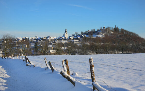 Die ehemalige Bergstadt Eversberg im Schnee. Der viertgr&ouml;&szlig;te Stadtteil der nordrhein-westf&auml;lischen Stadt Meschede im Naturpark Arnsberger Wald. Ein staatlich anerkannter Erholungsort im Sauerland.