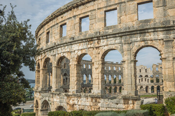 Fototapeta premium The Pula Arena is a remarkably well-preserved ancient Roman amphitheater, showcasing impressive architecture and rich history, a prominent landmark in Pula, Croatia.