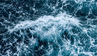 Naklejka premium Dramatic Ocean Wave Crashing with White Foam in Stormy Seas