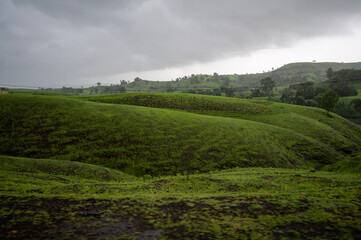 Obraz premium Landscape view of Chacha Kota Islands in Banswara, Rajasthan, during the monsoon season, showcasing the natural scenery and island landscape of this unique region.