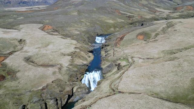 deux cascades qui se succ&egrave;dent &agrave; travers des territoires sauvages et montagneux