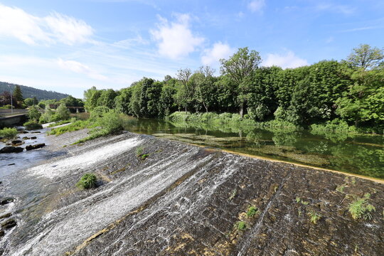 La rivi&egrave;re le Doubs dans la ville de Pontarlier, ville de Pontarlier, d&eacute;partement du Doubs, France