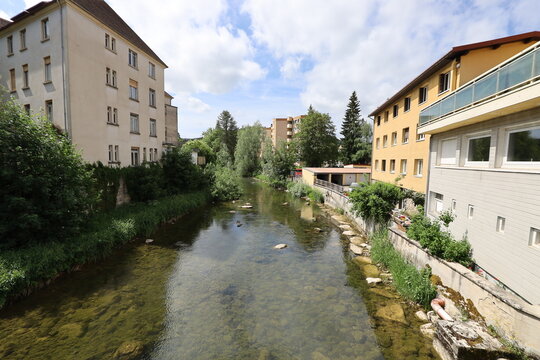 La rivi&egrave;re le Doubs dans la ville de Pontarlier, ville de Pontarlier, d&eacute;partement du Doubs, France