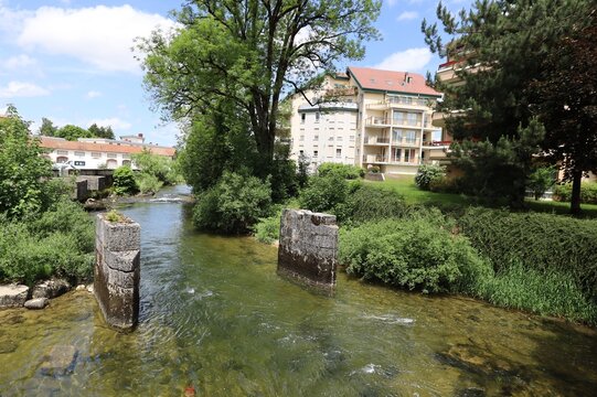 La rivi&egrave;re le Doubs dans la ville de Pontarlier, ville de Pontarlier, d&eacute;partement du Doubs, France